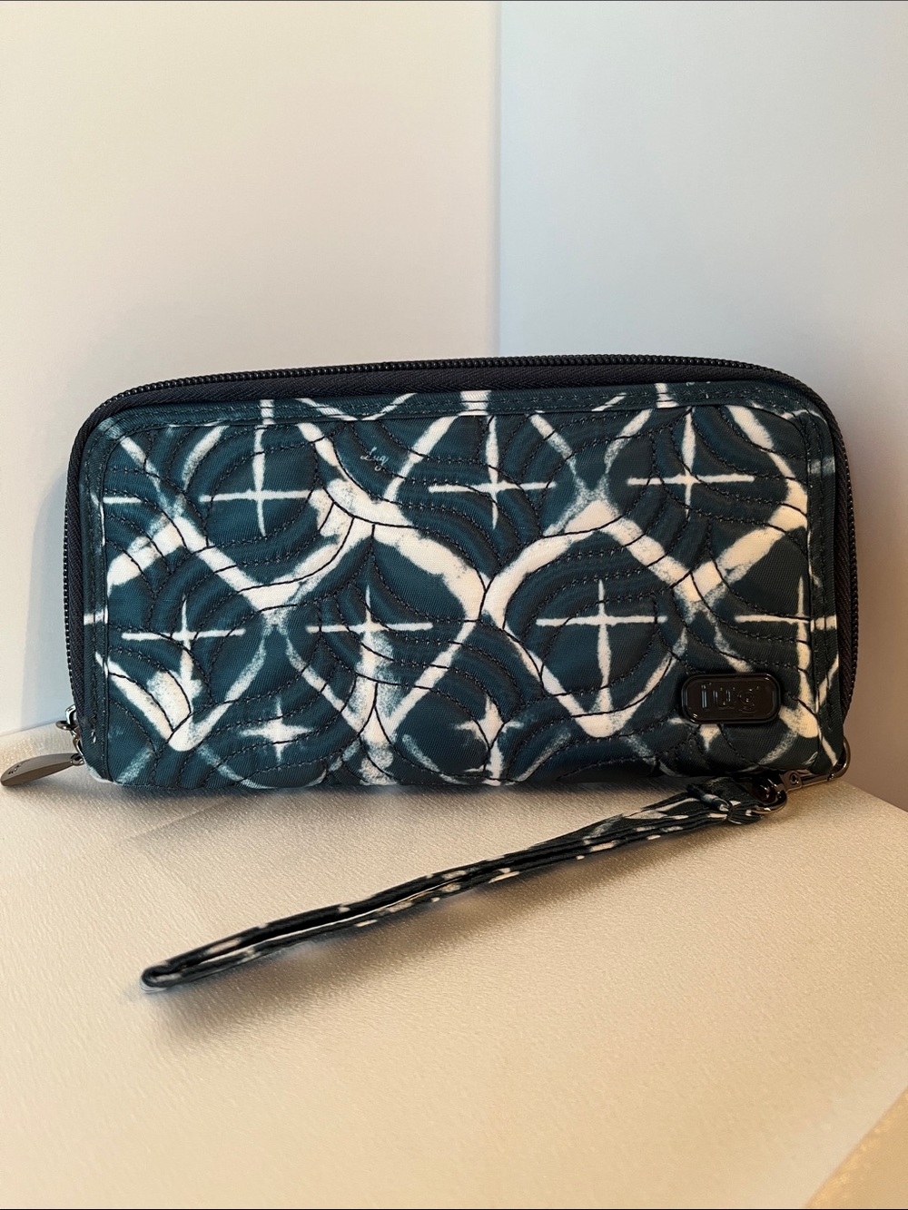 LUG - **NWOT** - Splits XL Wristlet RFID Wallet in Diamond Navy